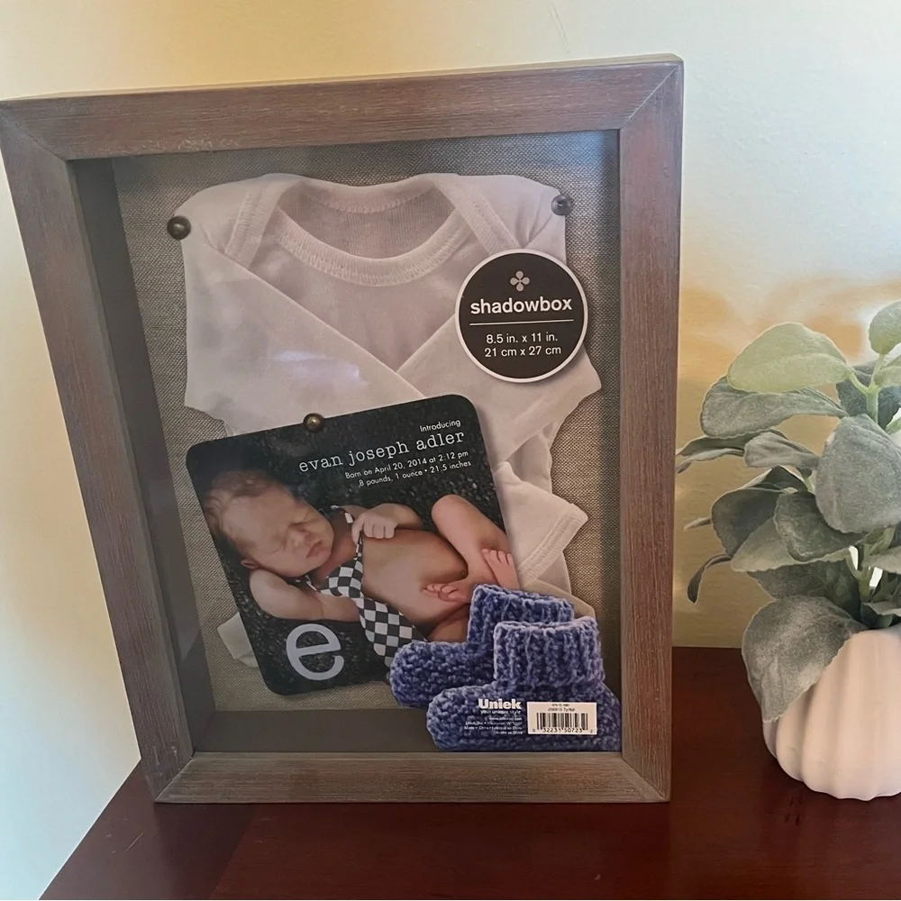 📸🧸 Shadowbox Display Frame, NEW, Gray Wood‎ tone, for any special display.